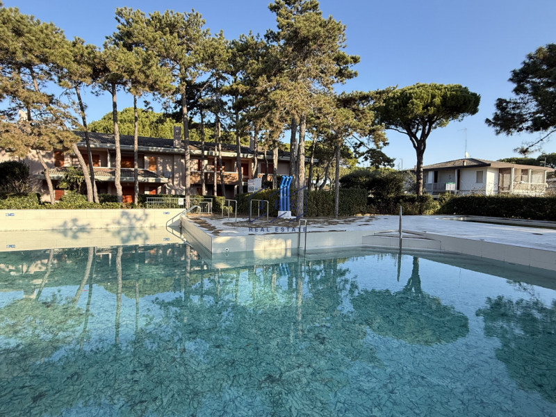 BIBIONE - (VE)
Scopri questo bilocale al piano terra in vendita a Bibione, situato in un residenc...