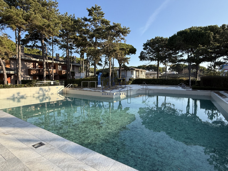 BIBIONE - (VE)
Scopri questo bilocale al piano terra in vendita a Bibione, situato in un residenc...