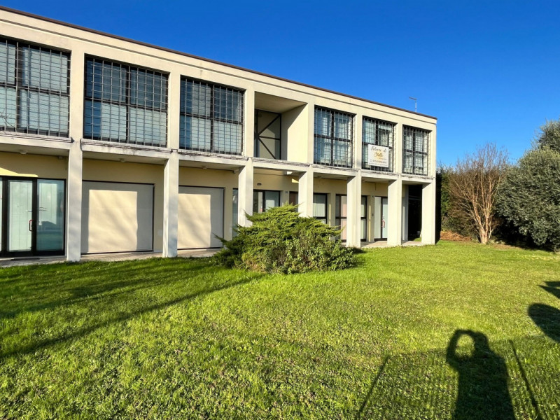 Scopri un'opportunità imperdibile con questo interessante capannone-laboratorio situato nel cuore...