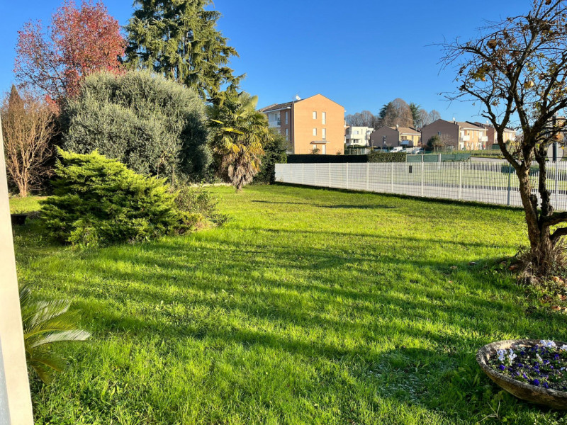 Scopri un'opportunità imperdibile con questo interessante capannone-laboratorio situato nel cuore...