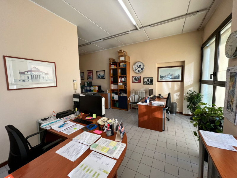 Scopri un'opportunità imperdibile con questo interessante capannone-laboratorio situato nel cuore...