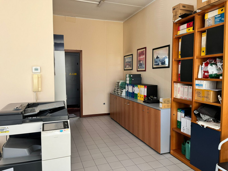 Scopri un'opportunità imperdibile con questo interessante capannone-laboratorio situato nel cuore...