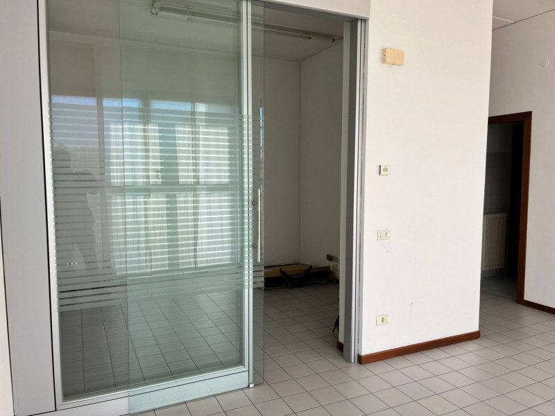 Scopri un'opportunità imperdibile con questo interessante capannone-laboratorio situato nel cuore...