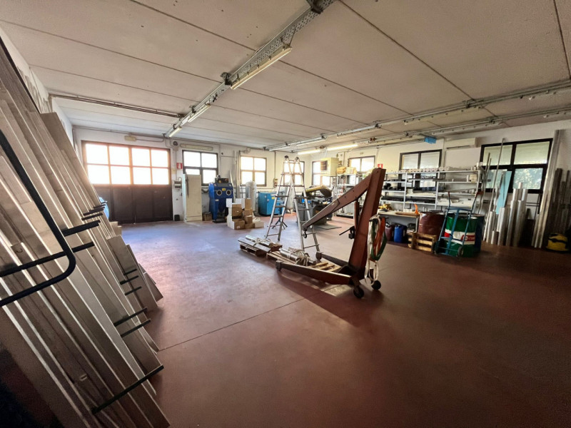 Scopri un'opportunità imperdibile con questo interessante capannone-laboratorio situato nel cuore...