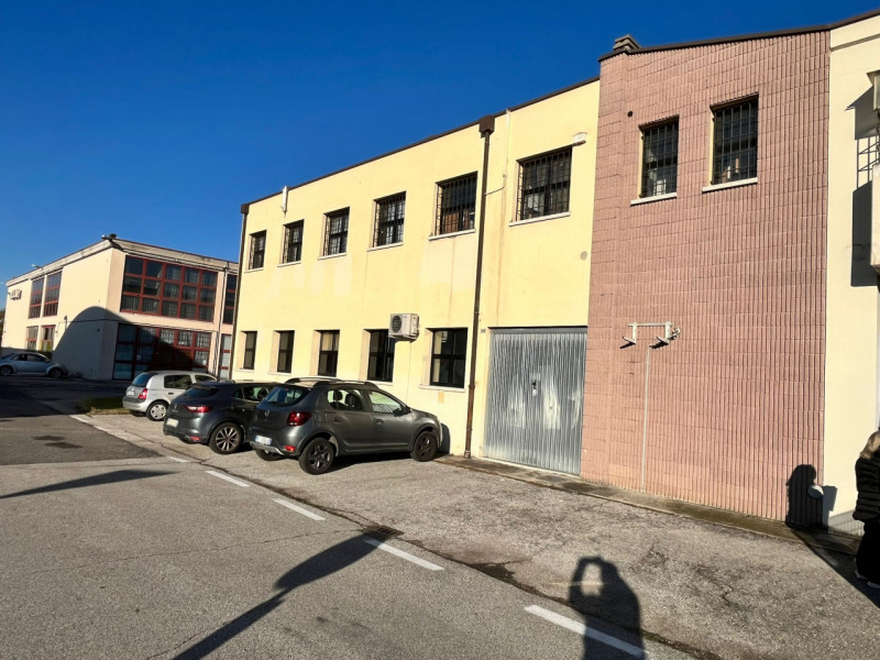 Scopri un'opportunità imperdibile con questo interessante capannone-laboratorio situato nel cuore...