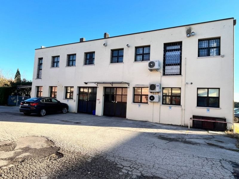 Scopri un'opportunità imperdibile con questo interessante capannone-laboratorio situato nel cuore...