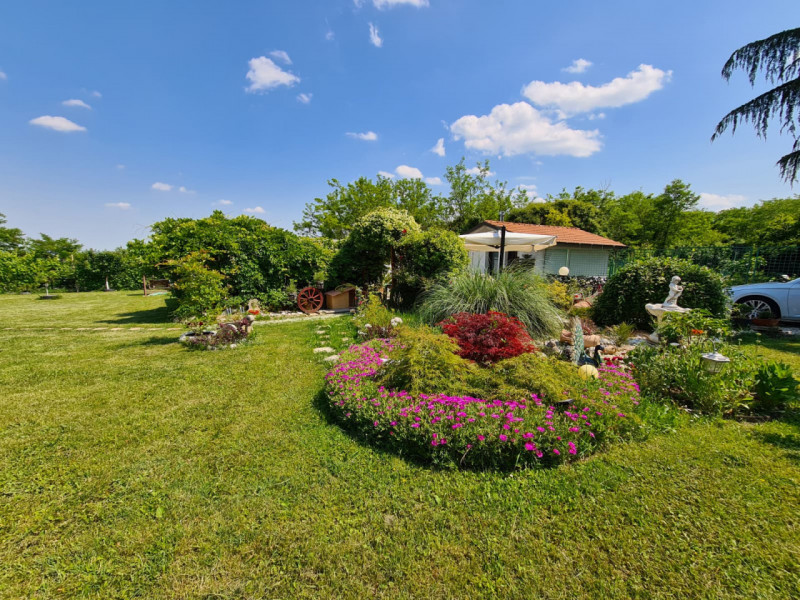 In esclusiva la vendita di un terreno edificabile residenziale unico nel suo genere, situato nell...