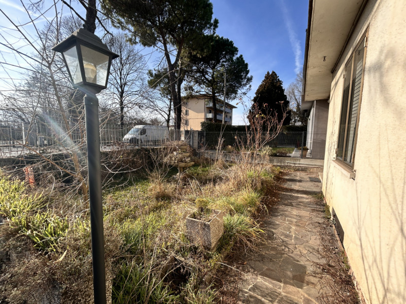 Nel cuore del quartiere Ferrovieri, quartiere residenziale comodo a tutti i principali servizi co...