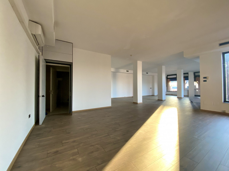 In posizione strategica a Castelfranco Veneto, proponiamo in affitto ampio negozio di 195 mq e do...