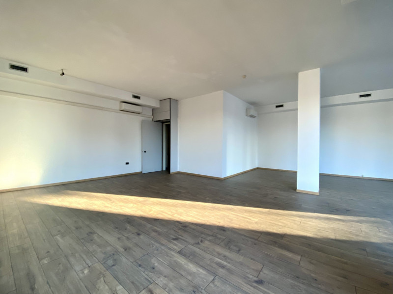 In posizione strategica a Castelfranco Veneto, proponiamo in affitto ampio negozio di 195 mq e do...