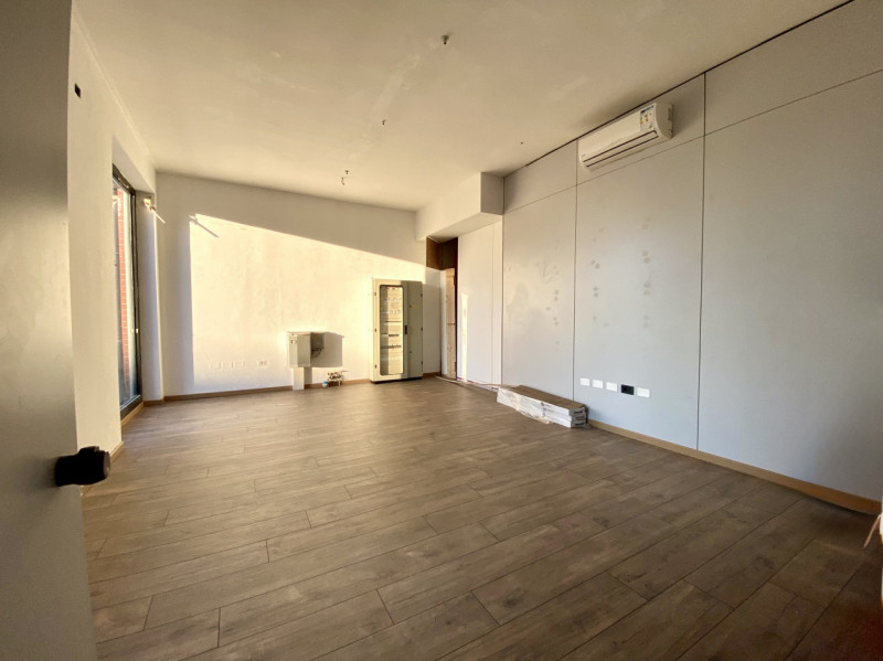 In posizione strategica a Castelfranco Veneto, proponiamo in affitto ampio negozio di 195 mq e do...