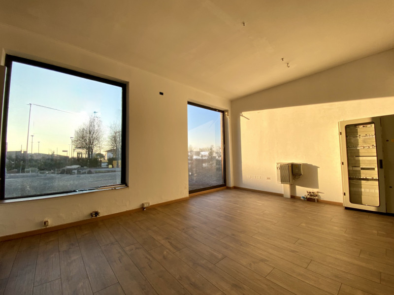 In posizione strategica a Castelfranco Veneto, proponiamo in affitto ampio negozio di 195 mq e do...