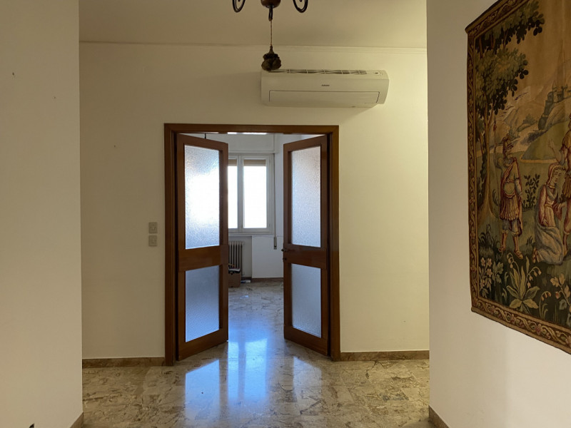 Laterare di via Sorio, via Peschiera Appartamento ultimo piano con ascensore Ingresso salone cuci...