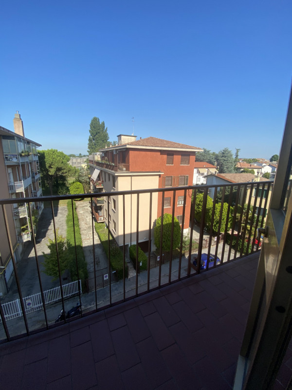 Laterare di via Sorio, via Peschiera Appartamento ultimo piano con ascensore Ingresso salone cuci...