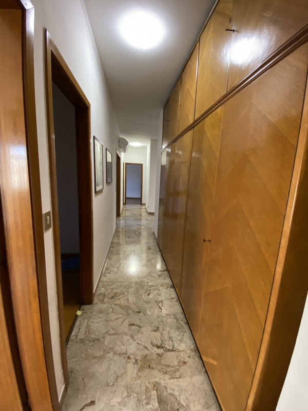 Laterare di via Sorio, via Peschiera Appartamento ultimo piano con ascensore Ingresso salone cuci...