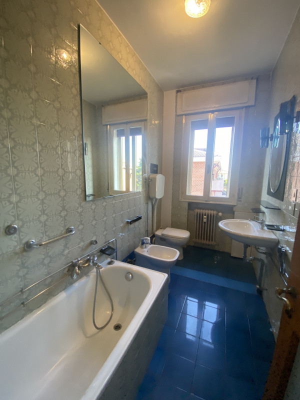 Laterare di via Sorio, via Peschiera Appartamento ultimo piano con ascensore Ingresso salone cuci...