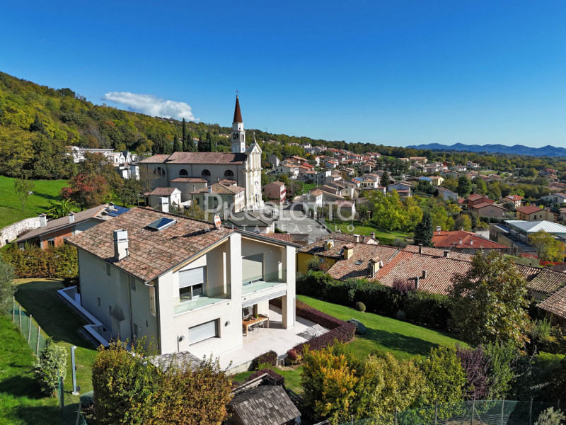 Rif. V5445 - A soli 10 minuti da Bassano del Grappa, stupenda villa in vendita in piacevole conte...