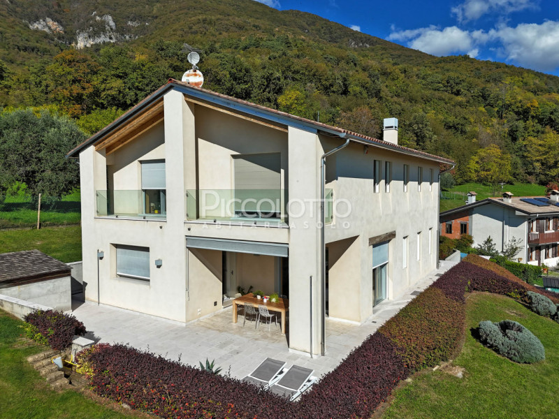 Rif. V5445 - A soli 10 minuti da Bassano del Grappa, stupenda villa in vendita in piacevole conte...