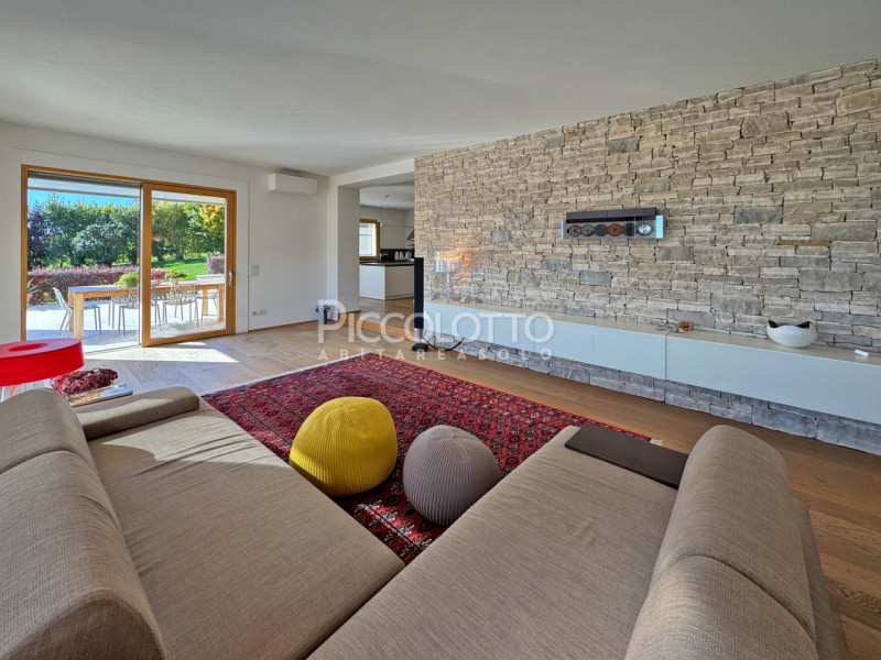 Rif. V5445 - A soli 10 minuti da Bassano del Grappa, stupenda villa in vendita in piacevole conte...