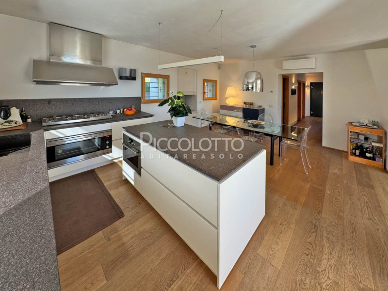 Rif. V5445 - A soli 10 minuti da Bassano del Grappa, stupenda villa in vendita in piacevole conte...