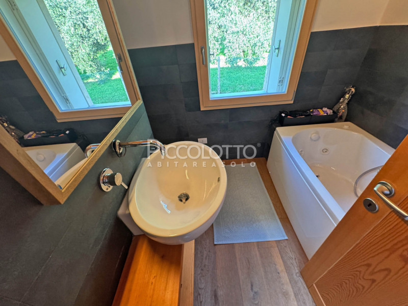 Rif. V5445 - A soli 10 minuti da Bassano del Grappa, stupenda villa in vendita in piacevole conte...