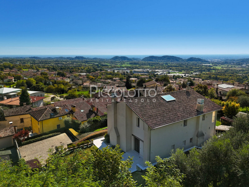 Rif. V5445 - A soli 10 minuti da Bassano del Grappa, stupenda villa in vendita in piacevole conte...