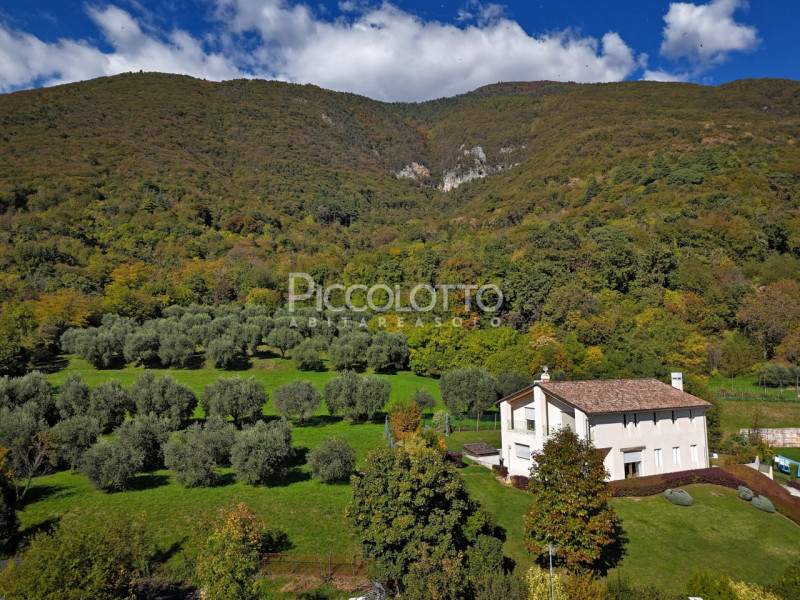 Rif. V5445 - A soli 10 minuti da Bassano del Grappa, stupenda villa in vendita in piacevole conte...