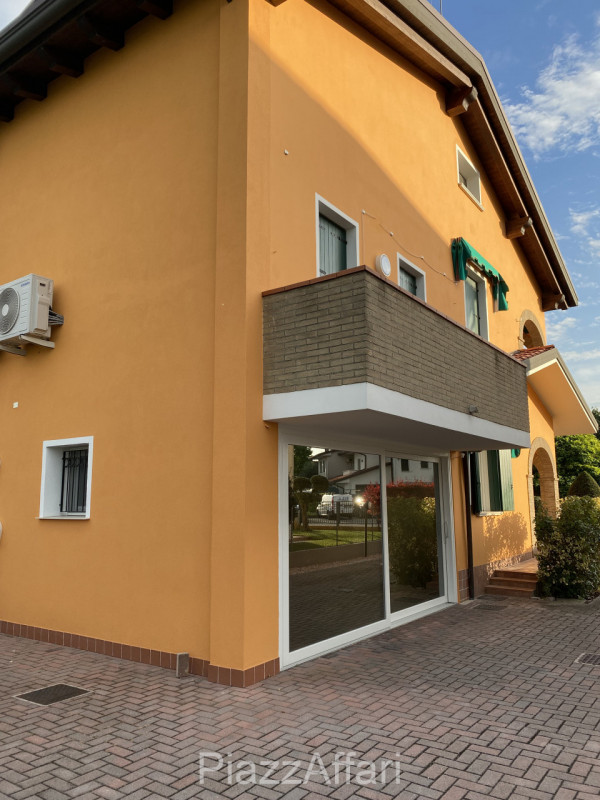 ==== >>>> PREZZO RIBASSATO <<<< ====

Proponiamo in vendita aggiornatissima porzione di bifamilia...