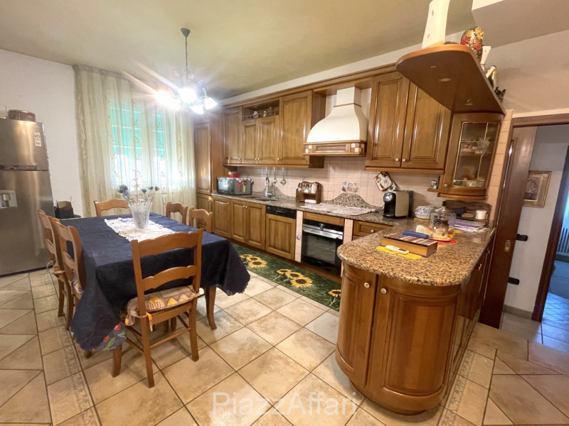 ==== >>>> PREZZO RIBASSATO <<<< ====

Proponiamo in vendita aggiornatissima porzione di bifamilia...