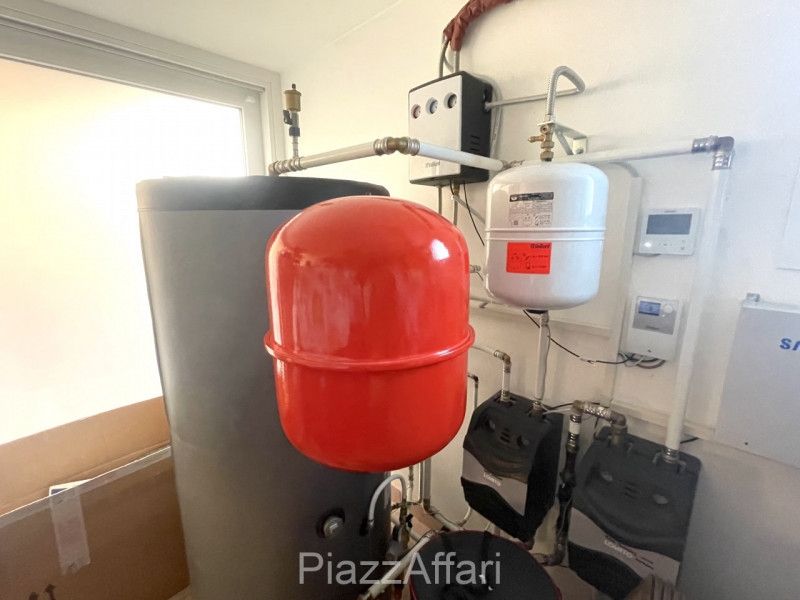 ==== >>>> PREZZO RIBASSATO <<<< ====

Proponiamo in vendita aggiornatissima porzione di bifamilia...