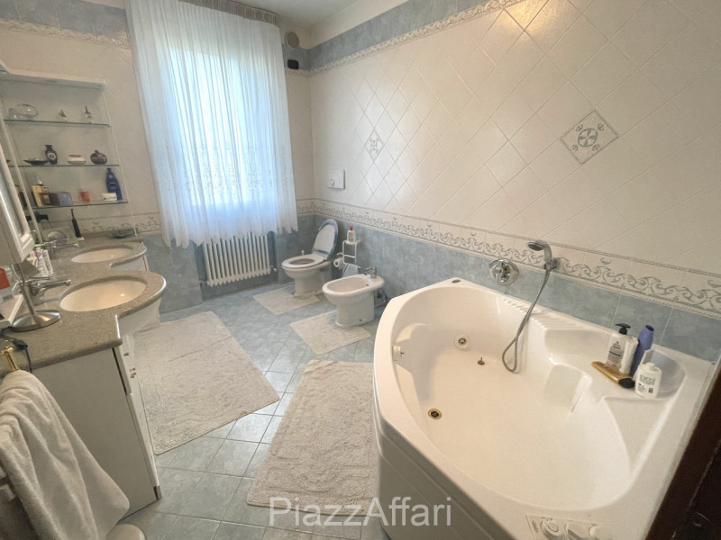 ==== >>>> PREZZO RIBASSATO <<<< ====

Proponiamo in vendita aggiornatissima porzione di bifamilia...