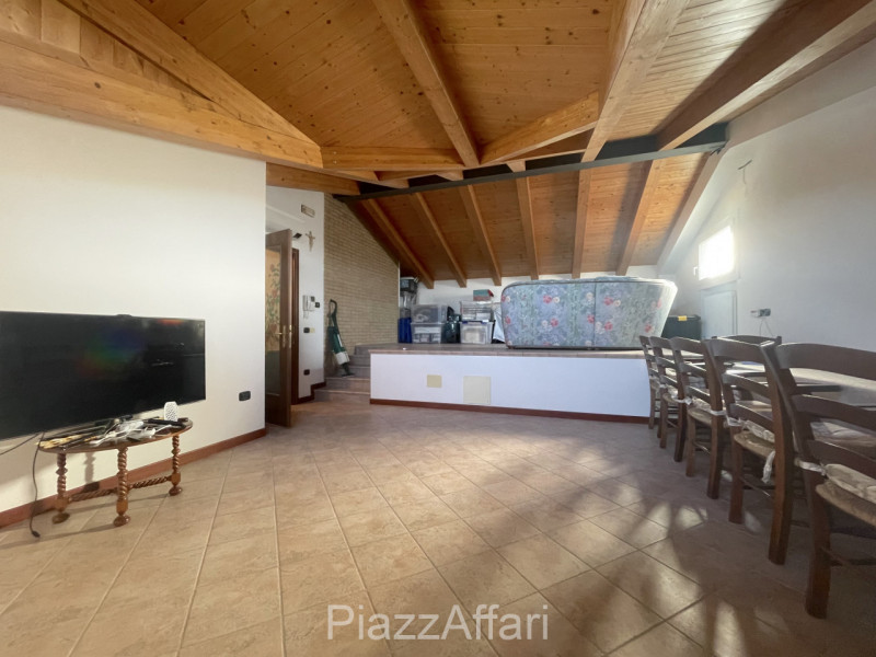 ==== >>>> PREZZO RIBASSATO <<<< ====

Proponiamo in vendita aggiornatissima porzione di bifamilia...