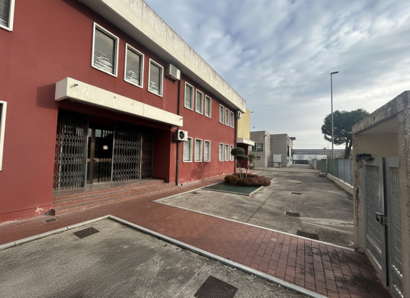 Nel cuore della zona industriale di Rubano prende forma un immobile pensato per aziende che vogli...