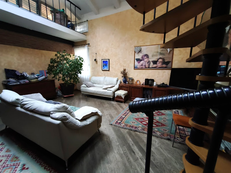 Scopri questo appartamento trilocale situato al secondo piano di un edificio nel cuore della rino...