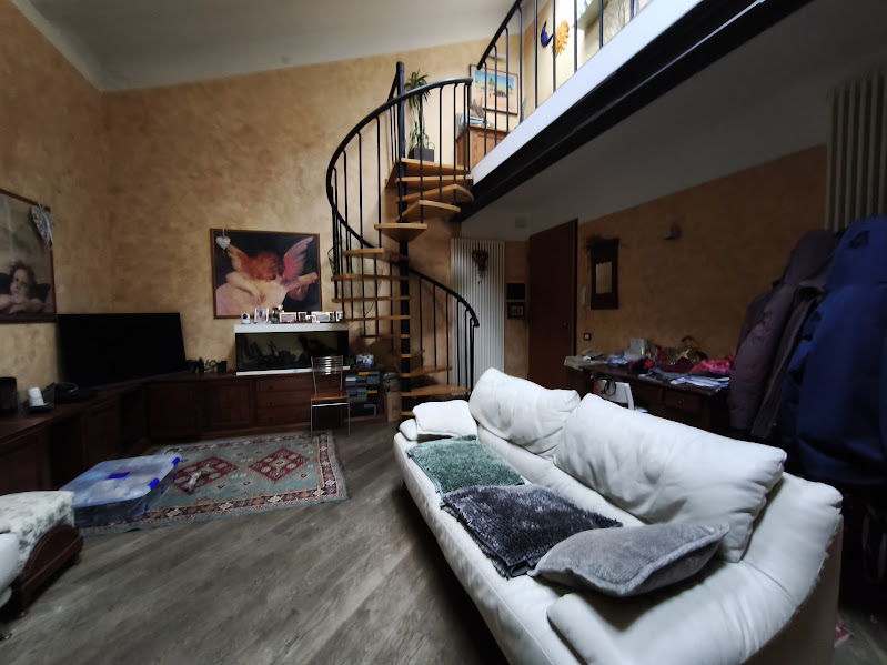 Scopri questo appartamento trilocale situato al secondo piano di un edificio nel cuore della rino...