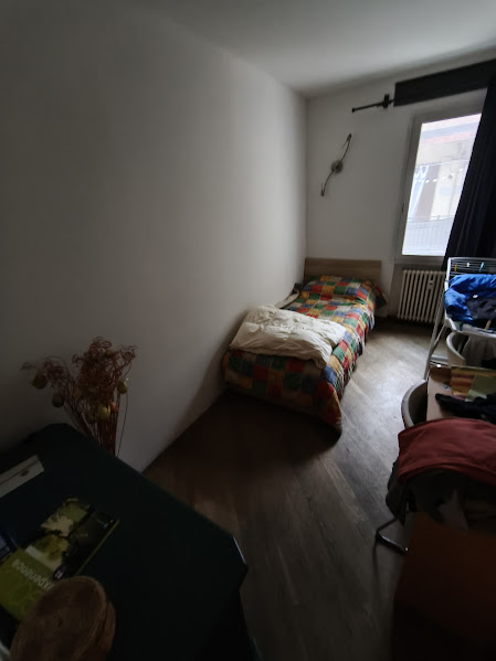 Scopri questo appartamento trilocale situato al secondo piano di un edificio nel cuore della rino...