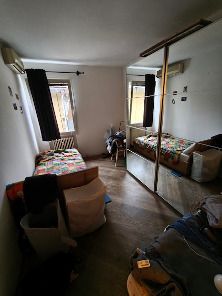 Scopri questo appartamento trilocale situato al secondo piano di un edificio nel cuore della rino...