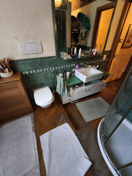 Scopri questo appartamento trilocale situato al secondo piano di un edificio nel cuore della rino...