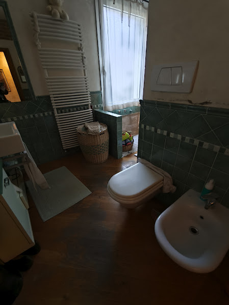 Scopri questo appartamento trilocale situato al secondo piano di un edificio nel cuore della rino...