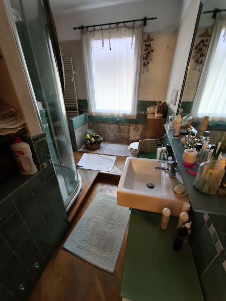 Scopri questo appartamento trilocale situato al secondo piano di un edificio nel cuore della rino...