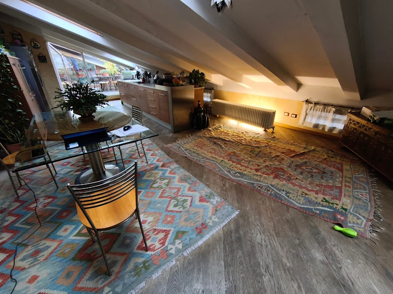 Scopri questo appartamento trilocale situato al secondo piano di un edificio nel cuore della rino...