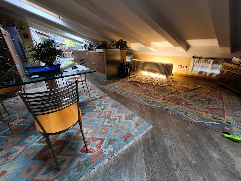 Scopri questo appartamento trilocale situato al secondo piano di un edificio nel cuore della rino...