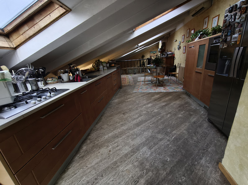 Scopri questo appartamento trilocale situato al secondo piano di un edificio nel cuore della rino...