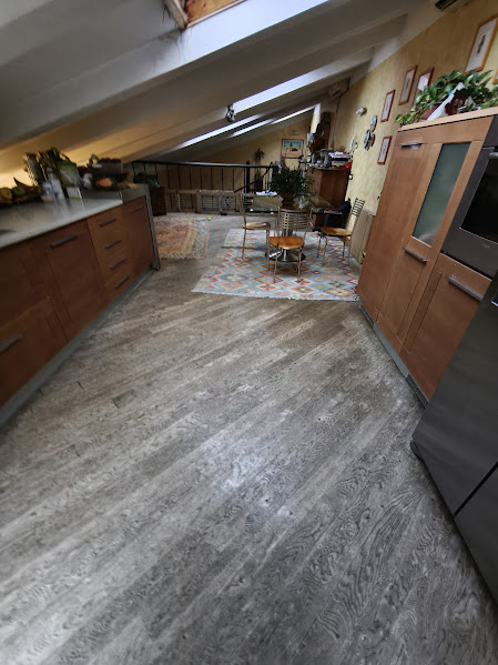 Scopri questo appartamento trilocale situato al secondo piano di un edificio nel cuore della rino...