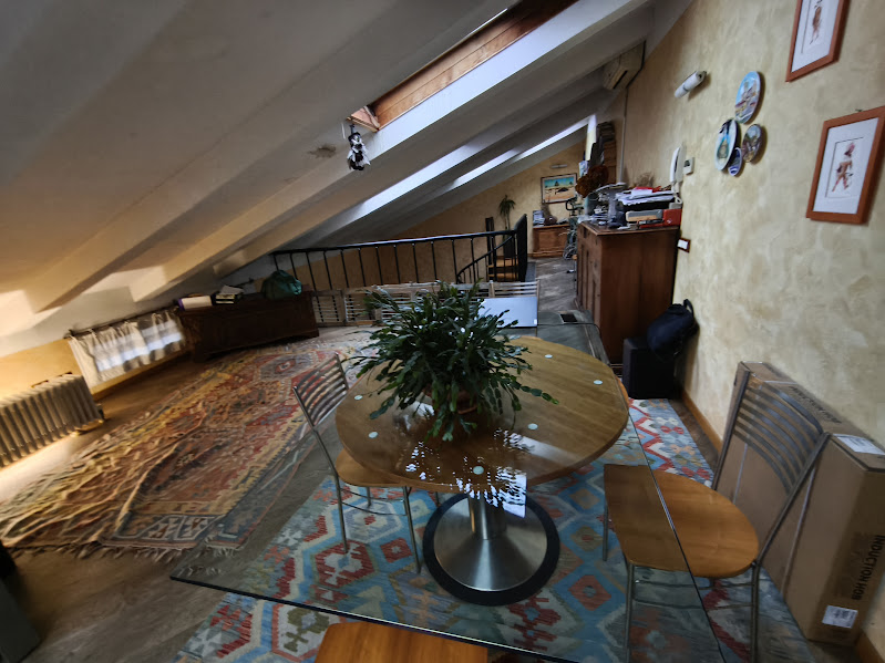 Scopri questo appartamento trilocale situato al secondo piano di un edificio nel cuore della rino...