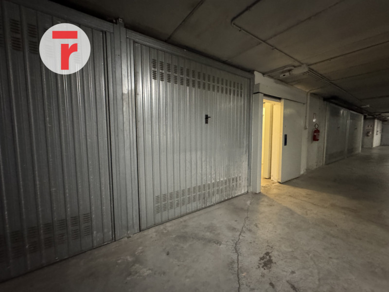 In zona Sacro Cuore, all’interno di un contesto residenziale e tranquillo, è disponibile un garag...