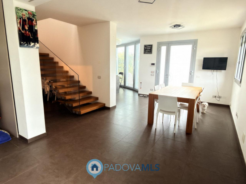 Immobile in esclusiva al Gruppo Padova MLS
BAGNOLI DI SOPRA:
Una posizione ideale per chi cerca s...