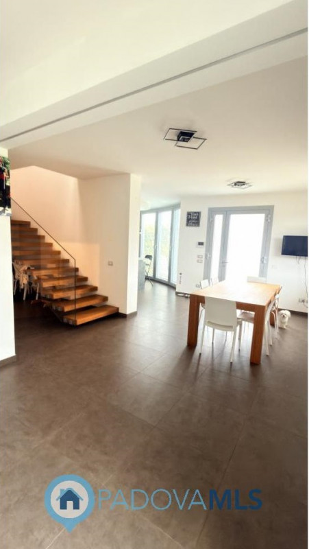 Immobile in esclusiva al Gruppo Padova MLS
BAGNOLI DI SOPRA:
Una posizione ideale per chi cerca s...