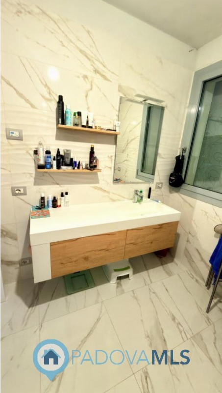 Immobile in esclusiva al Gruppo Padova MLS
BAGNOLI DI SOPRA:
Una posizione ideale per chi cerca s...