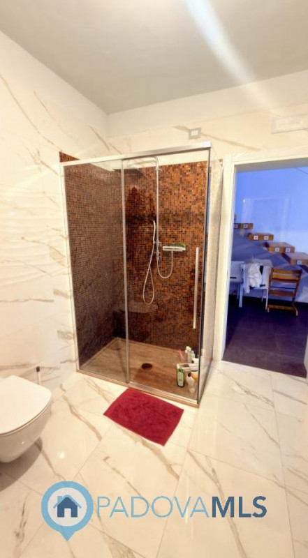 Immobile in esclusiva al Gruppo Padova MLS
BAGNOLI DI SOPRA:
Una posizione ideale per chi cerca s...